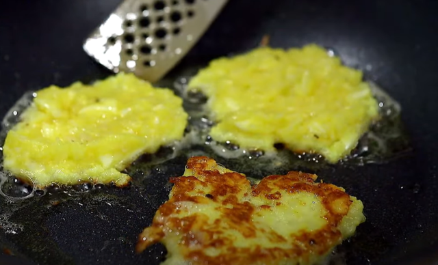 Bramborové placičky se sýrem a česnekem – rychlý a sytý recept Bramborové placičky se sýrem a česnekem – rychlý a sytý recept