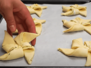 Nevíte co s listovým těstem? Vyzkoušejte tyto slané vrtule plněné sýrem! Slané vrtule z listového těsta – rychlý a chutný předkrm