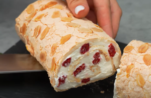 Recept na luxusní smetanovou roládu s mandlemi a malinami!