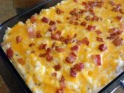 Zapečené brambory se slaninou a sýrem: levný oběd, který zasytí celou rodinu