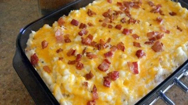Zapečené brambory se slaninou a sýrem: levný oběd, který zasytí celou rodinu