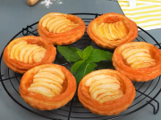 Jednoduchý recept na lahodné jablečné košíčky – Ideální k odpolední kávě! Rychlé jablečné košíčky z listového těsta – snadná sladká dobrota ke kávě