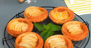 Jednoduchý recept na lahodné jablečné košíčky – Ideální k odpolední kávě! Rychlé jablečné košíčky z listového těsta – snadná sladká dobrota ke kávě