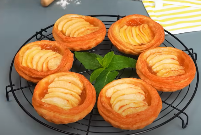 Rychlé jablečné košíčky z listového těsta – snadná sladká dobrota ke kávě