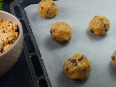 Snadný a rychlý recept na vynikající čokoládové cookies sušenky s ořechy!