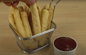 Sýrovo-bramborové tyčinky – jednoduchý recept na slaný snack