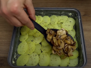 Zapečené brambory s houbami a parmazánem