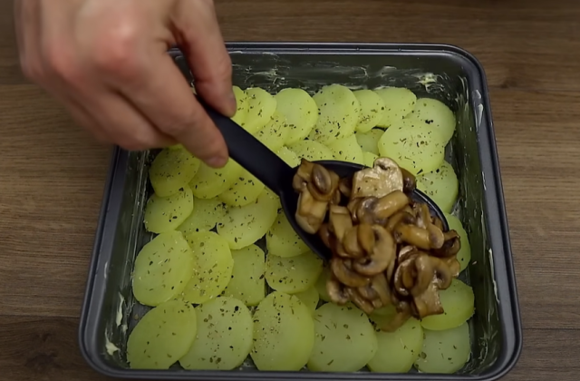 Zapečené brambory s houbami a parmazánem