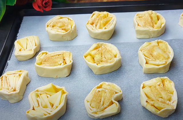 Jablečné šneky z listového těsta: rychlý a voňavý dezert z pár surovin Jablečné šneky z listového těsta: rychlý a voňavý dezert z pár surovin