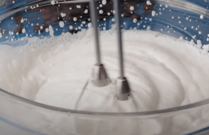 Vyzkoušejte tyto skvělé krémové polštářky z listového těsta – Snadná a rychlá příprava! Krémové polštářky z listového těsta s vanilkovým krémem – rychlý dezert ze 4 surovin