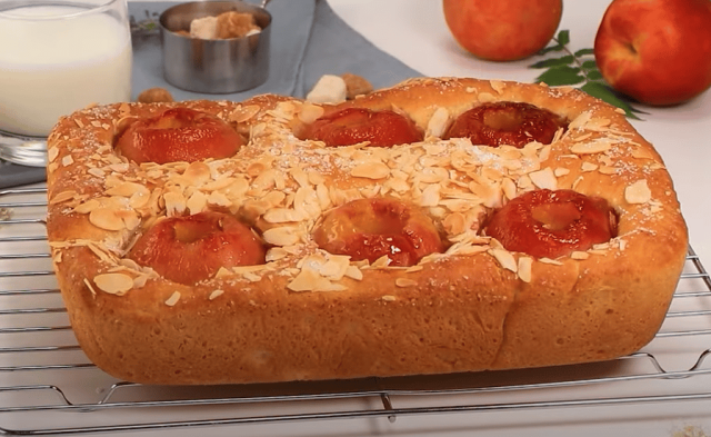 Broskvový dort s mandlemi a celými kusy broskví: jednoduchý recept Broskvový dort s mandlemi a celými kusy broskví: jednoduchý recept