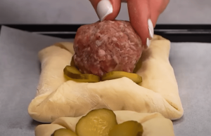 Mleté masové kuličky jednoduše obalte v listovém těstíčku – Výsledek stojí za to! Masové kuličky v listovém těstíčku se sýrem – rychlý slaný předkrm