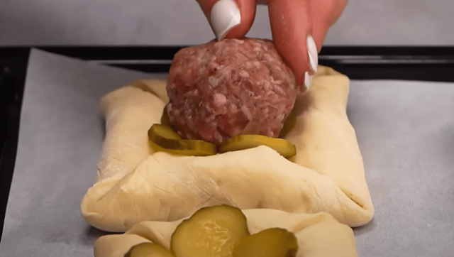 Masové kuličky v listovém těstíčku se sýrem – rychlý slaný předkrm