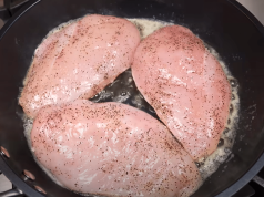 Kuřecí prsa na smetaně a česneku: Jednoduchý a fantasticky krémový recept