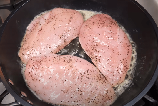 Kuřecí prsa na smetaně a česneku: Jednoduchý a fantasticky krémový recept