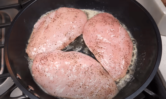 Kuřecí prsa na smetaně a česneku: Jednoduchý a fantasticky krémový recept