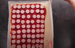 Slané jednohubky z listového těsta s párky – rychlé pohoštění hotové za 25 minut Slané jednohubky z listového těsta s párky – rychlé pohoštění hotové za 25 minut