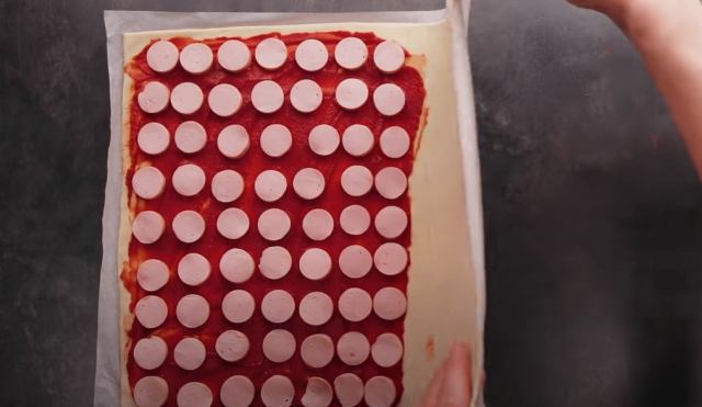 Slané jednohubky z listového těsta s párky – rychlé pohoštění hotové za 25 minut