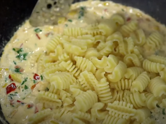 Inspirace na rychle připravený, víkendový oběd – Krémové těstoviny se zeleninou!