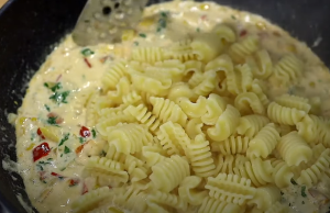 Inspirace na rychle připravený, víkendový oběd – Krémové těstoviny se zeleninou!