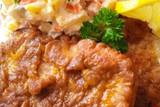 Připravte si nejlepší rošťáky z vepřové kýty: Rychlý recept na šťavnaté plátky s krémovou omáčkou a slaninou