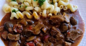 Šťavnaté vepřové na žampionech a paprice: rychlý oběd, který vždy chutná