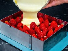 Jahodový koláč s piškoty a smetanovým krémem – bez pečení Nepečený jahodový koláč s piškoty a smetanovým krémem