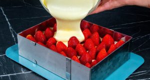 Jahodový koláč s piškoty a smetanovým krémem – bez pečení Nepečený jahodový koláč s piškoty a smetanovým krémem