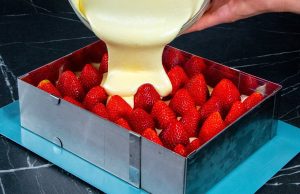 Jahodový koláč s piškoty a smetanovým krémem – bez pečení Nepečený jahodový koláč s piškoty a smetanovým krémem