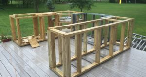 Muž bez větších kutilských zkušeností postavil na zahradě skvělou venkovní kuchyň, kterou mu všichni závidí