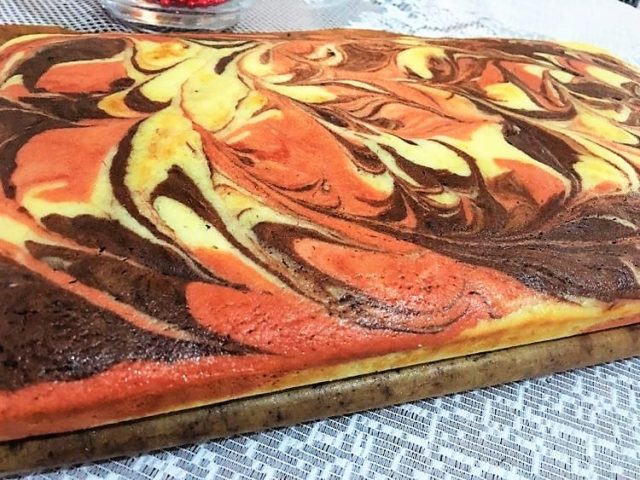 Papoušková tvarohová buchta: Nadýchaný a barevný moučník