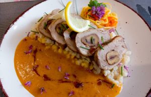 Plněná vepřová panenka s kaštany a rakytníkovou omáčkou Plněná vepřová panenka s kaštany a rakytníkovou omáčkou