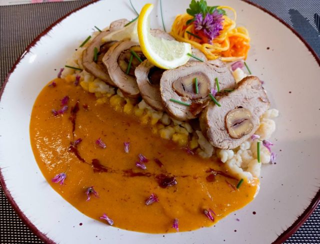 Plněná vepřová panenka s kaštany a rakytníkovou omáčkou