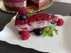 Nepečený dortík s kokosovým krémem, ovocem a chia semínky