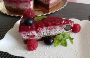 Nepečený dortík s kokosovým krémem, ovocem a chia semínky