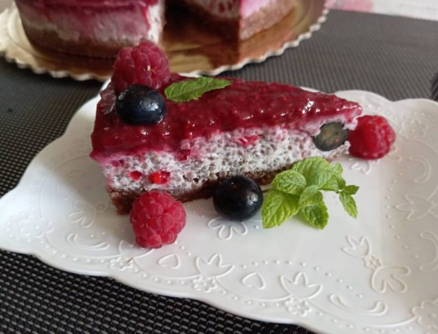 Nepečený dortík s kokosovým krémem, ovocem a chia semínky