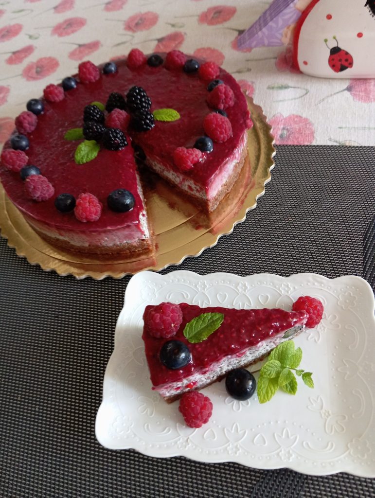 Nepečený dortík s kokosovým krémem, ovocem a chia semínky