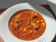 Gulášová polévka z hovězího krku – poctivá, hustá a plná chuti