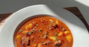 Gulášová polévka z hovězího krku – poctivá, hustá a plná chuti