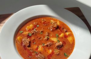 Gulášová polévka z hovězího krku – poctivá, hustá a plná chuti