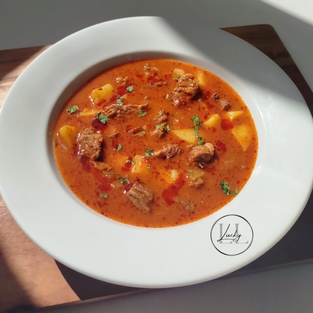 Gulášová polévka z hovězího krku – poctivá, hustá a plná chuti