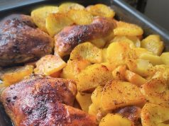 Kuřecí stehna pečená s bramborem: jednoduchý oběd z jednoho plechu
