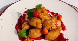 Jablkovo-krupicové noky s rybízovou omáčkou: Jemný a lehký sladký dezert