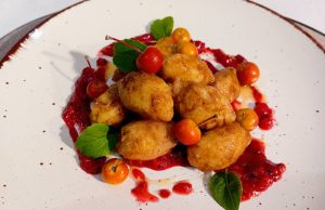 Jablkovo-krupicové noky s rybízovou omáčkou: Jemný a lehký sladký dezert