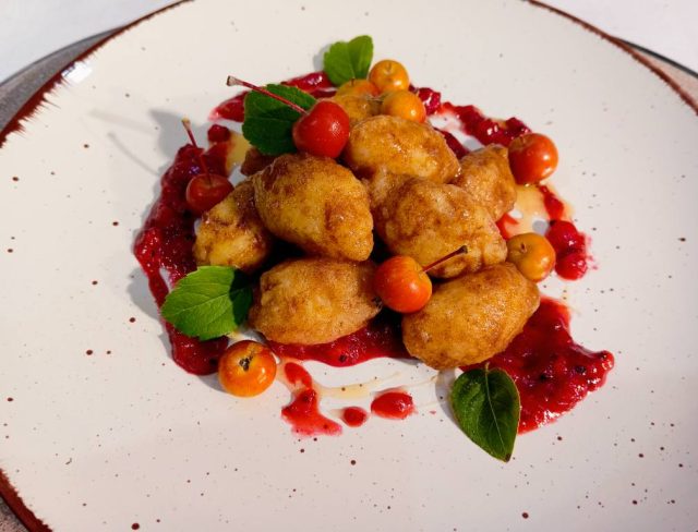 Jablkovo-krupicové noky s rybízovou omáčkou: Jemný a lehký sladký dezert