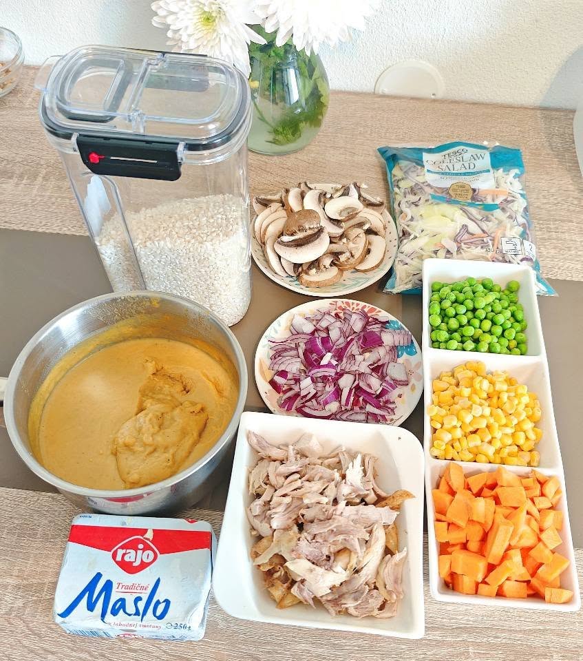 Slovenské kuřecí rizoto z kuřecích stehen se zeleninou a sýrem