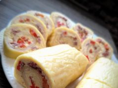 Sýrová roláda s vajíčkovou pomazánkou, šunkou a paprikou Sýrová roláda s vajíčkovou pomazánkou, šunkou a paprikou