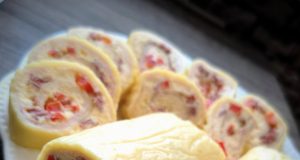 Sýrová roláda s vajíčkovou pomazánkou, šunkou a paprikou Sýrová roláda s vajíčkovou pomazánkou, šunkou a paprikou