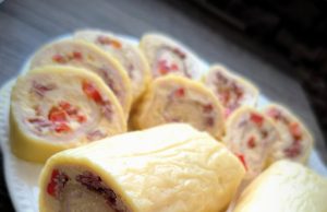 Sýrová roláda s vajíčkovou pomazánkou, šunkou a paprikou Sýrová roláda s vajíčkovou pomazánkou, šunkou a paprikou