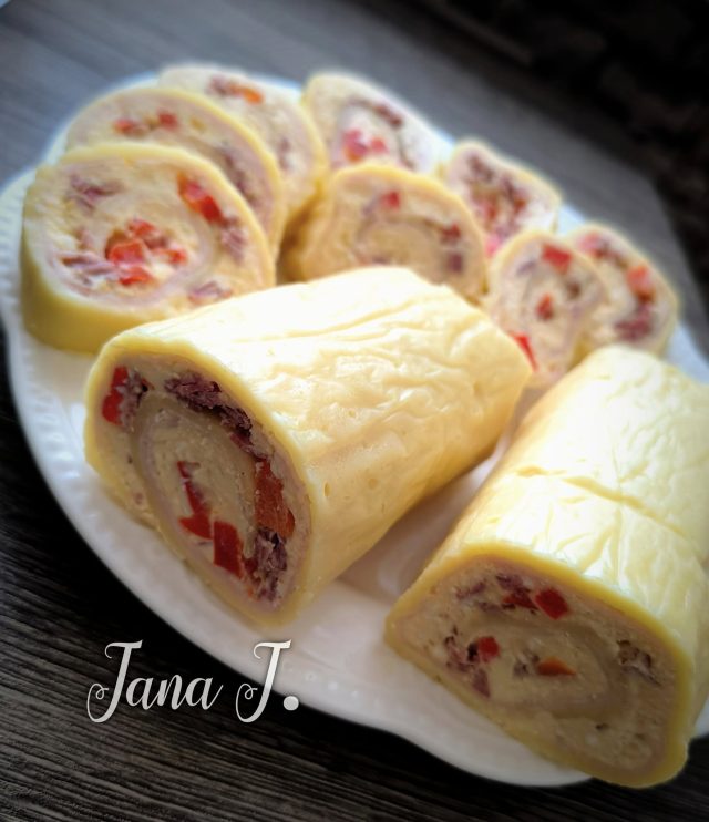 Sýrová roláda s vajíčkovou pomazánkou, šunkou a paprikou Sýrová roláda s vajíčkovou pomazánkou, šunkou a paprikou